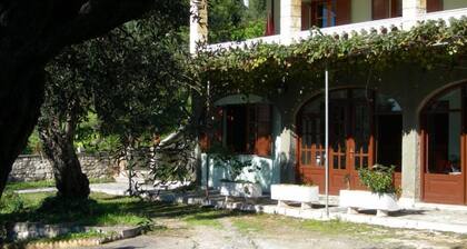 APARTMENT FOR 6 PERSONS AT THE CENTER OF BARBATI, 50 METERS FROM THE BEACH