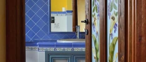 Douche, baignoire Ă jets, sĂšche-cheveux, bidet
