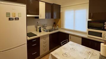 Een koelkast, een magnetron, een oven, een kookplaat