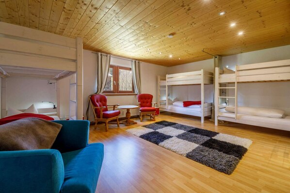 6 bedrooms, desk, travel cot, WiFi