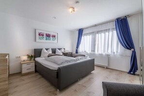 6 bedrooms, desk, travel cot, WiFi