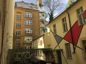 A courtyard with buildings featuring brick facades and a spiral staircase. - Apartment in the heart of Kreuzberg, loft,art,pubs,bars,nightlife,WiFi,up to 4 persons (Bezirk Friedrichshain-Kreuzberg)