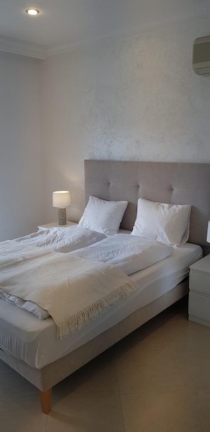3 bedrooms, in-room safe, iron/ironing board, travel crib - Modern holiday villa with sea and panoramic views (Provensals)