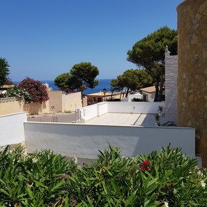 Property grounds - Modern holiday villa with sea and panoramic views (Provensals)