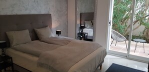 3 間睡房、房內夾萬、熨斗/熨衫板、可攜式嬰兒床