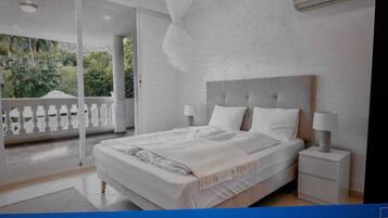 3 bedrooms, in-room safe, iron/ironing board, travel cot