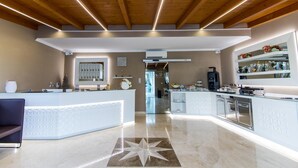 Una cocina moderna con armarios blancos, una isla central y un suelo con estampado de estrellas.