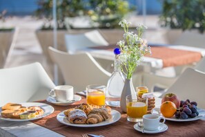 بوفيه فطور مجانًا يوميًا