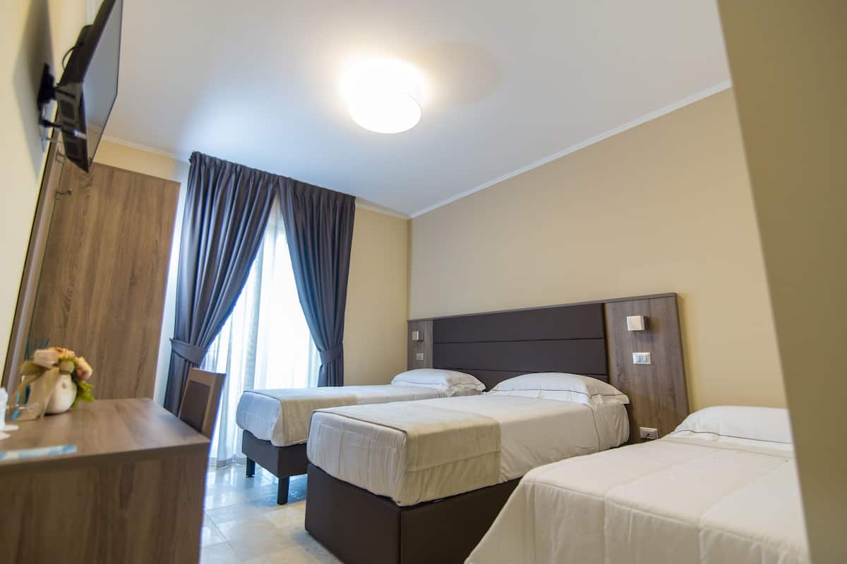 Quarto triplo conforto | Roupas de cama premium, cofres nos quartos, escrivaninha