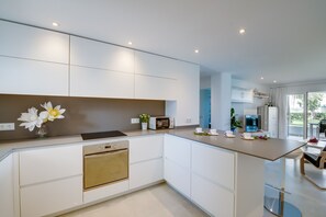 Kühlschrank, Mikrowelle, Ofen, Wasserkocher mit Kaffee-/Teezubehör