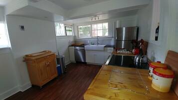 Rumah, Beberapa Tempat Tidur (Historical Downtown Home - Near Parri) | Dapur pribadi | Lemari es, microwave, oven, dan kompor