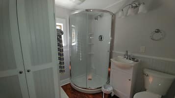 House, Multiple Beds (Historical Downtown Home - Near Parri) | Bathroom