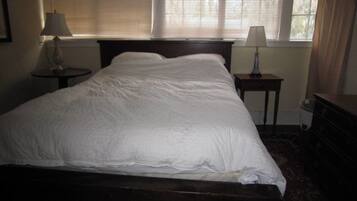 Rumah, Beberapa Tempat Tidur (Historical Downtown Home - Near Parri) | 3 kamar tidur dan seprai linen