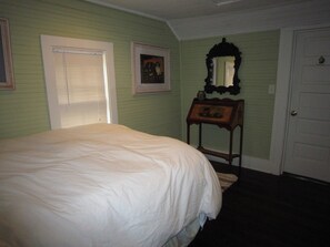 House, Multiple Beds (Historical Downtown Home - Near Parri) | 3 bedrooms, bed sheets - Historical Downtown Home (Beaufort)