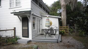 House, Multiple Beds (Historical Downtown Home - Near Parri) | Porch
