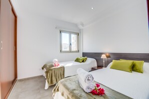 2 chambres, fer et planche à repasser, Wi-Fi gratuit, draps fournis