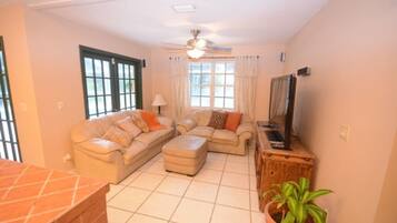 House, Multiple Beds (JUPITER * POOL*TIKI HUT*3 WATERFALLS*) | Living area