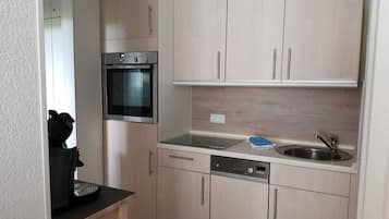 Kühlschrank, Mikrowelle, Herdplatte, Geschirrspüler