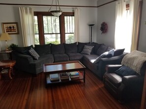 Chalet, Multiple Beds (7 BR Manor Near Appomattox and Lynchb) | Living area