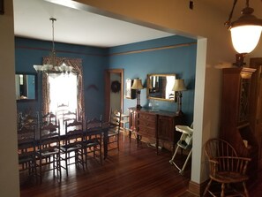 Chalet, Mehrere Betten (7 BR Manor Near Appomattox and Lynchb) | Essbereich im Zimmer
