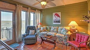 Apartment, Mehrere Betten (Seabrook Condo with Serene Views) | Wohnbereich | Fernseher