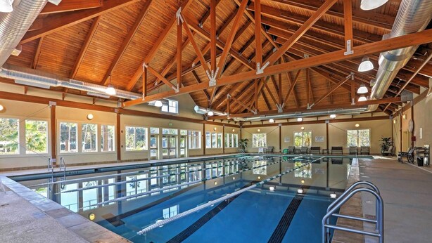 Apartment, Mehrere Betten (Seabrook Condo with Serene Views) | Innenpool | Innenpool, Außenpool