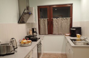 Fridge, microwave, stovetop, dishwasher