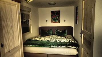 1 bedroom, bed sheets