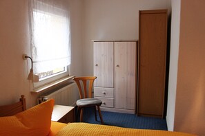 Triple Room | Individually decorated, individually furnished, desk