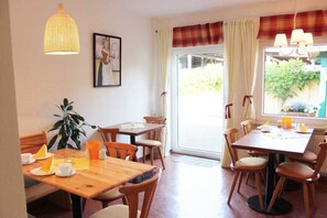 بوفيه فطور مجانًا يوميًا