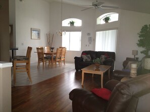 ヴィラ ベッド (複数台) (Holiday by Disney (Pool, Netflix, Gol) | リビング エリア | テレビ、テレビゲーム機、DVD プレーヤー