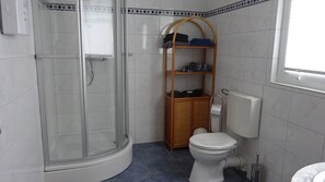 Regadera, secadora de cabello, toallas, jabón 