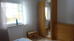 1 Schlafzimmer, Reisekinderbett, kostenloses WLAN, Bettwäsche