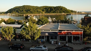 Une propriété située au bord de l’eau, comprenant un café, un parking et offrant une vue sur le lac.