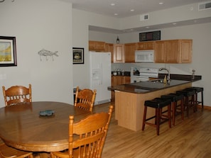 Condo, Plusieurs lits (Downtown Condo with LAKE & BAY VIEW) | Cuisine privée | Réfrigérateur, four à micro-ondes, surface de cuisson, lave-vaisselle