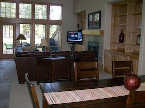 Stadtwohnung, Mehrere Betten (Widgi Creek Golf Course 18th Fairway ) | Wohnbereich | Fernseher, Kamin