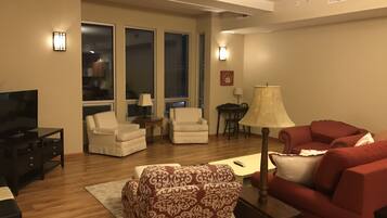 Kondominium, Beberapa Tempat Tidur (Downtown Condominium with LAKE & BAY ) | Area keluarga | TV