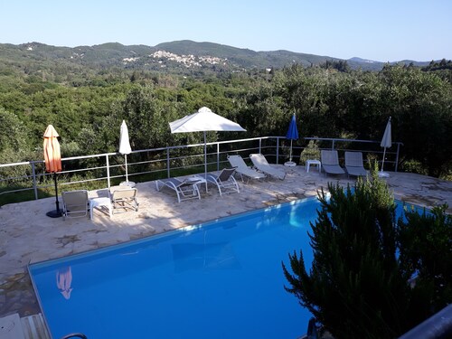 A - Holidayhome 2-4 people / living in the middle of an olive grove, 3km to sea,