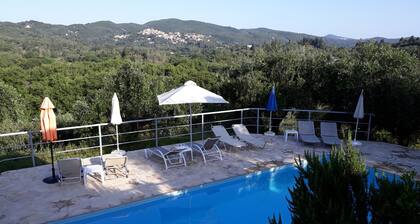 A - Holidayhome 2-4 people / living in the middle of an olive grove, 3km to sea,