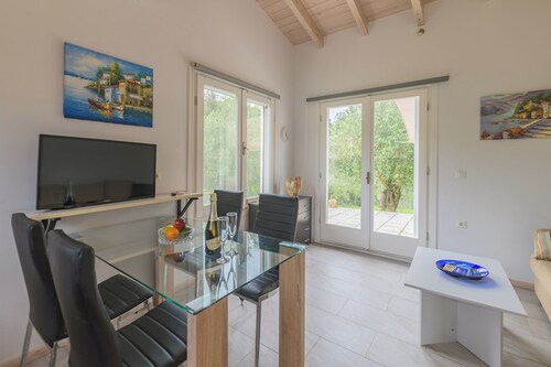 A - Holidayhome 2-4 people / living in the middle of an olive grove, 3km to sea,