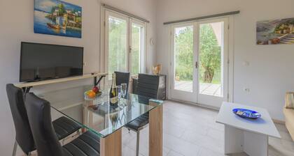 A - Holidayhome 2-4 people / living in the middle of an olive grove, 3km to sea,