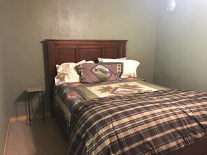 Cabin, Multiple Beds (Comfy mountain home near EVERYTHING y) | 4 bedrooms - Comfortable Mountain Home near Everything yet Private (Hendersonville)