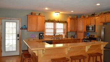Cabin, Multiple Beds (Comfy mountain home near EVERYTHING y) | Private kitchen