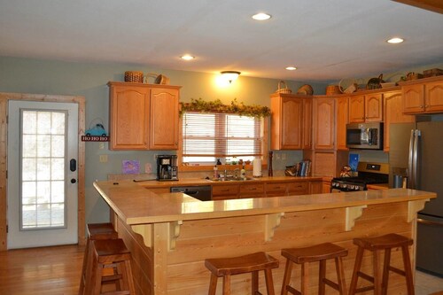 Comfortable Mountain Home near Everything yet Private