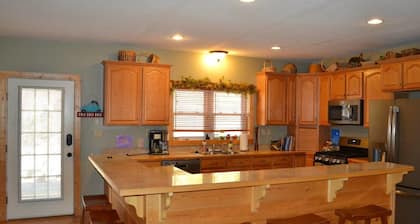 Comfortable Mountain Home near Everything yet Private