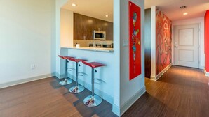 Condo, 1 très grand lit (WOW!!! LAKE EOLA VIEW SKY-RISE PENTHO) | Repas dans la chambre