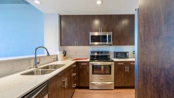 Condo, 1 King Bed (WOW!!! LAKE EOLA VIEW SKY-RISE PENTHO) | Private kitchen