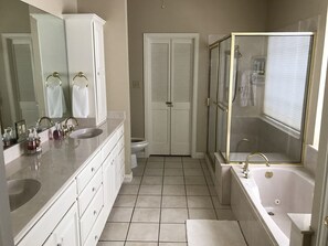 Bathroom - Family Friendly Lake House Located at Mid-west arm of Lake Fork (Quitman)