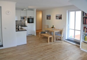 Een koelkast, een magnetron, een oven, een vaatwasser