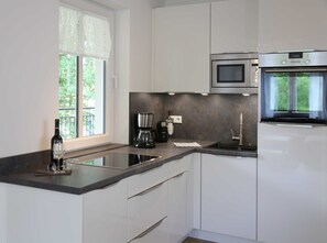 Een koelkast, een magnetron, een oven, een vaatwasser
